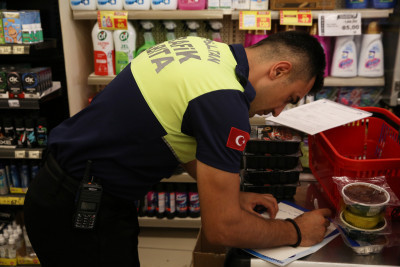 Zabıta ekiplerinden marketlere sıkı denetim