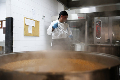 Eyüpsultan Belediyesi'nden ihtiyaç sahiplerine sıcak yemek desteği