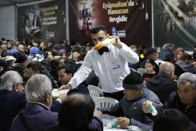 Ramazan'ın bereketi Eyüpsultan'da gönül sofralarında paylaşılıyor