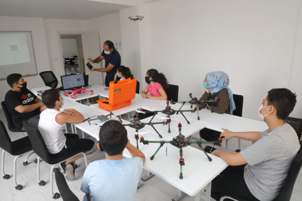 Eyüpsultanlı Gençler, Drone ve Robotik Kodlama Eğitimlerinde Buluşuyor