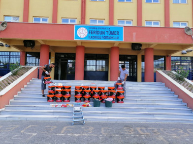 Eyüpsultan'da okullar boyanıyor