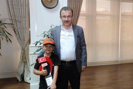Eyüpsultan'ın Genç Şampiyonu, Türkiye'ye Kupayla Döndü