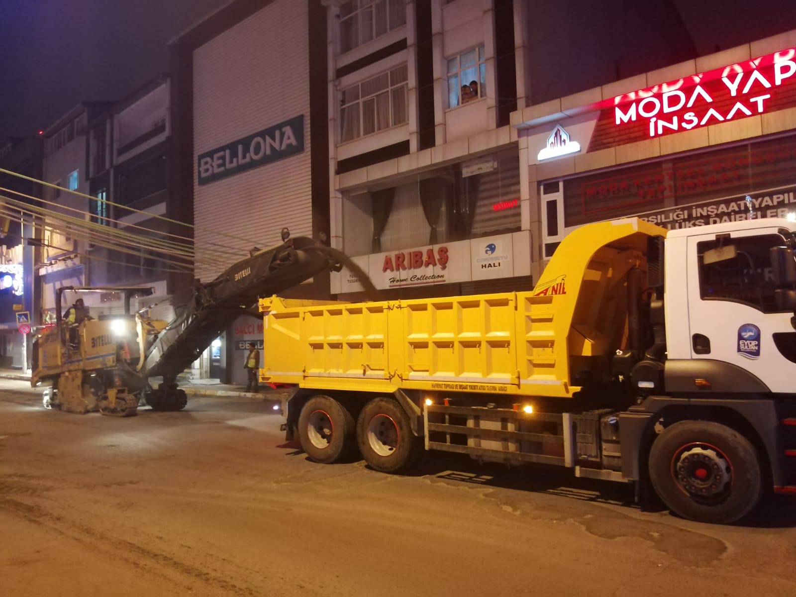 Cengiz Topel Caddesinde asfalt çalışması yapılıyor