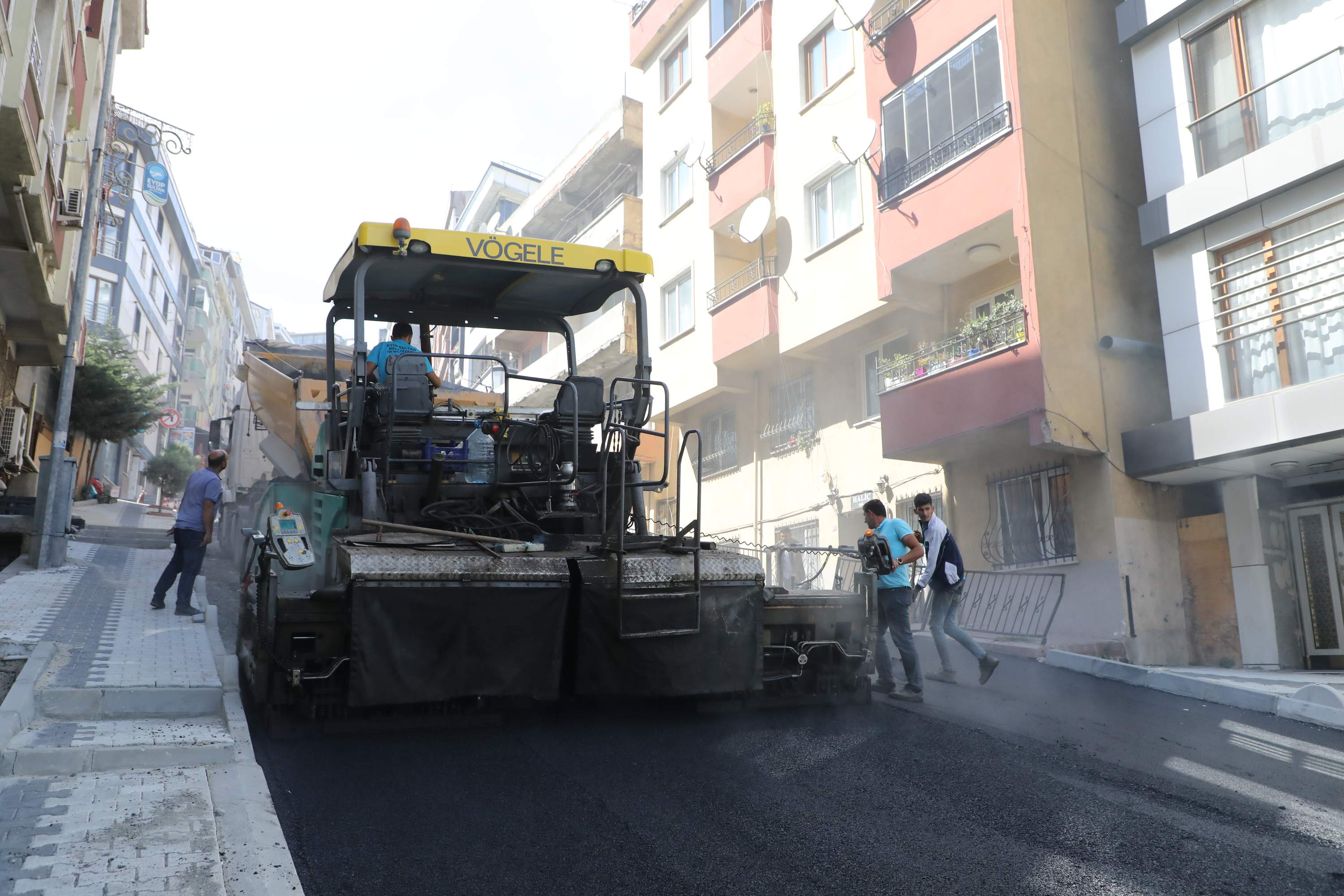 Eyüpsultan'da asfaltlama çalışmaları aralıksız devam ediyor