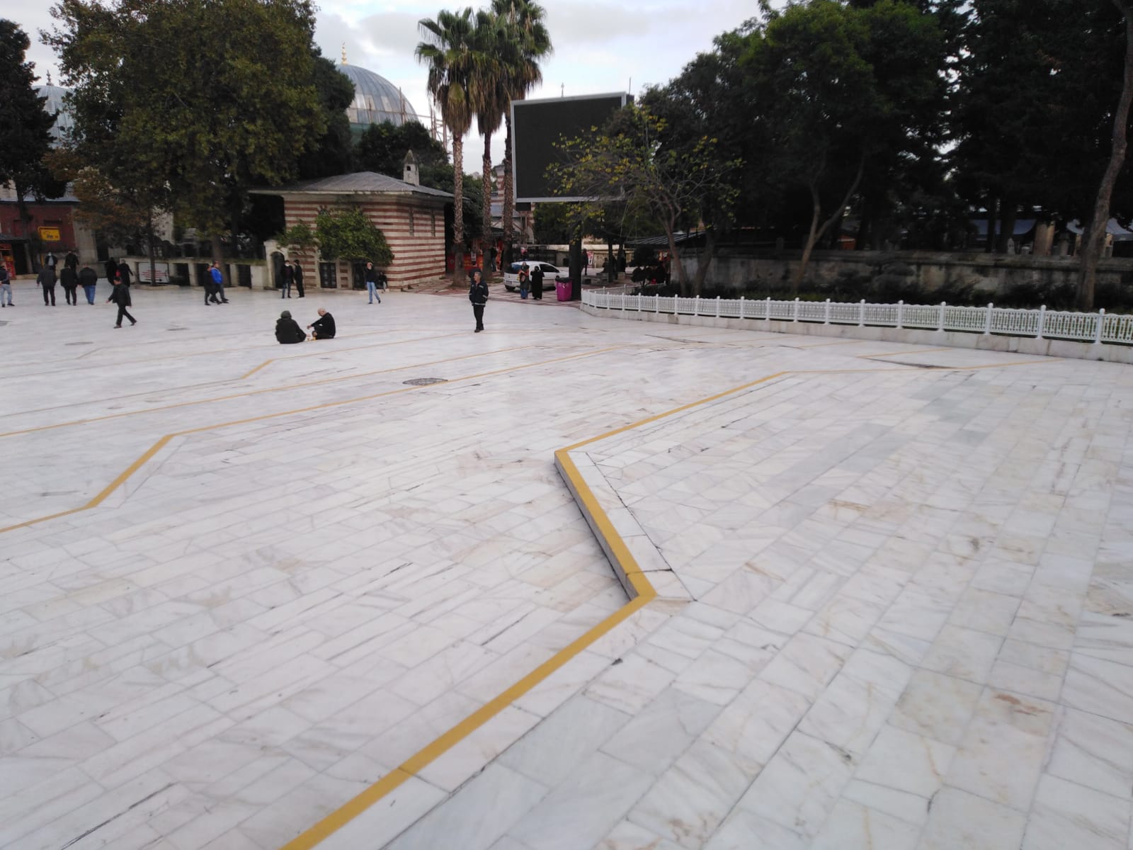 Eyüp Sultan Camii Meydanı'na uyarı çizgileri
