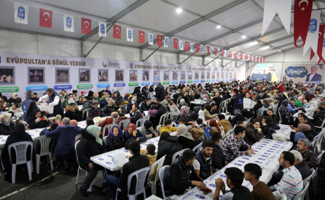 Binlerce vatandaş Eyüpsultan'da dev iftar sofrasında buluşuyor