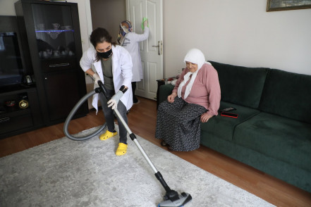 Bayram öncesi vatandaşlarımıza evde temizlik ve kişisel bakım hizmeti