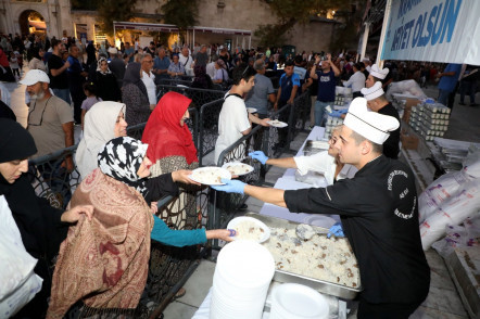 Mevlid Kandili'nde vatandaşlara pilav ve kandil simidi ikramı