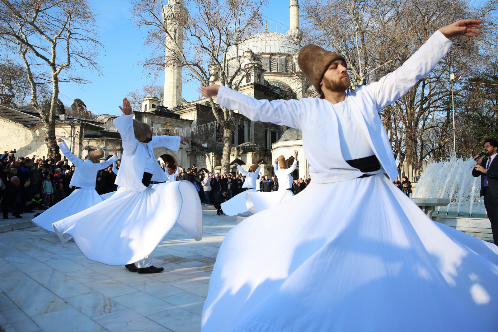 Eyüpsultan Camii Meydanı'nda düzenlenen sema gösterisi izleyenleri büyüledi