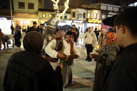 Eyüpsultan'da Teravih Namazı sonrası şerbet ikramı