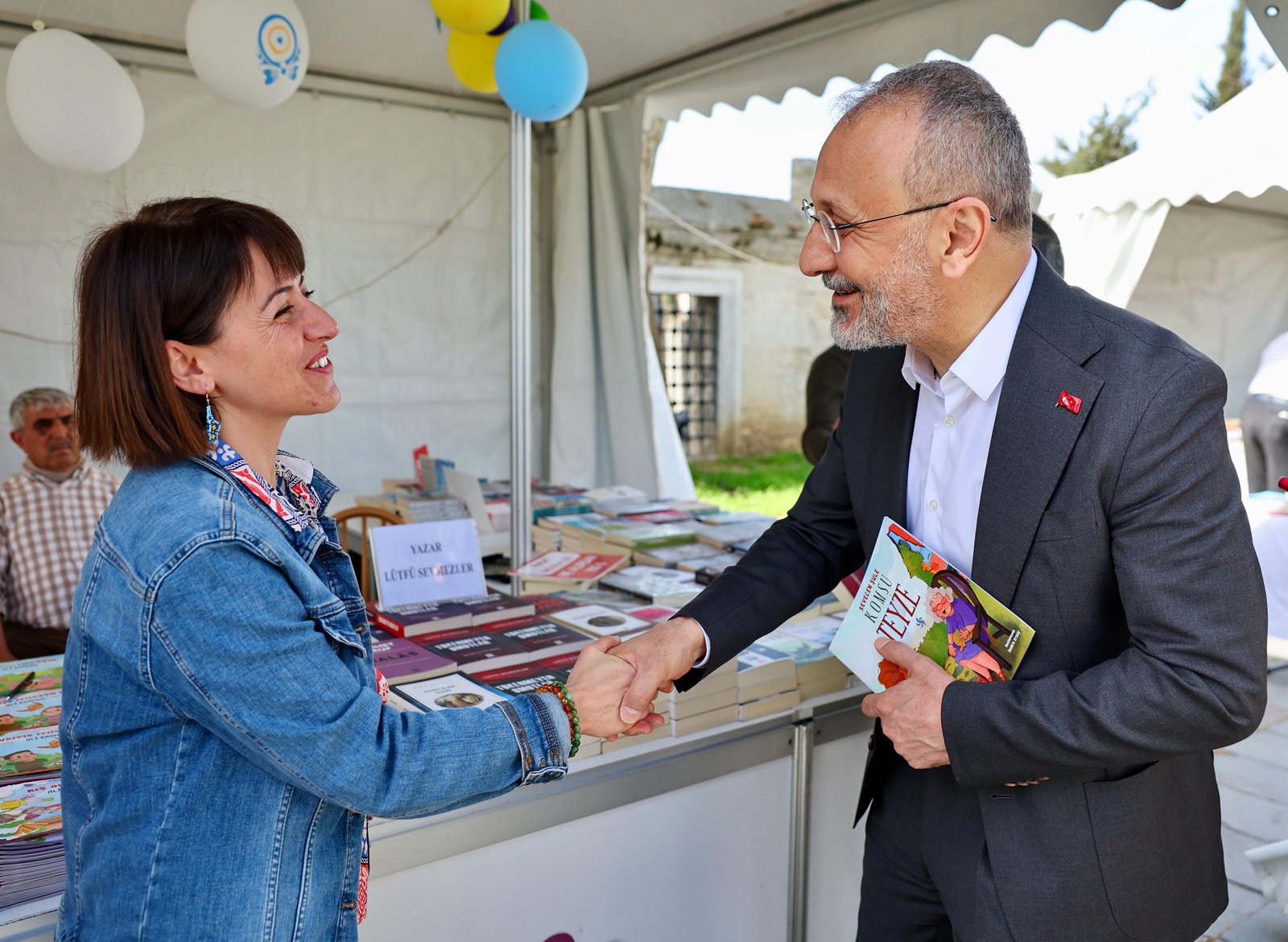 Başkan Özmen'den kitap fuarına ziyaret 