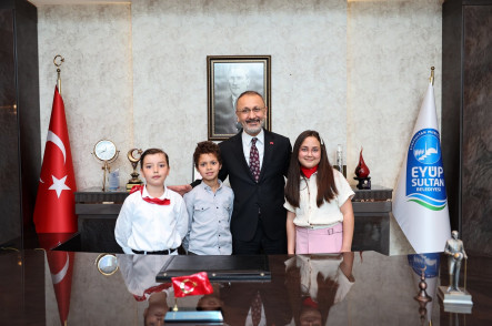 Eyüpsultan'da 23 Nisan Coşkusu: Başkanlık Koltuğu Minik Beren'e Emanet