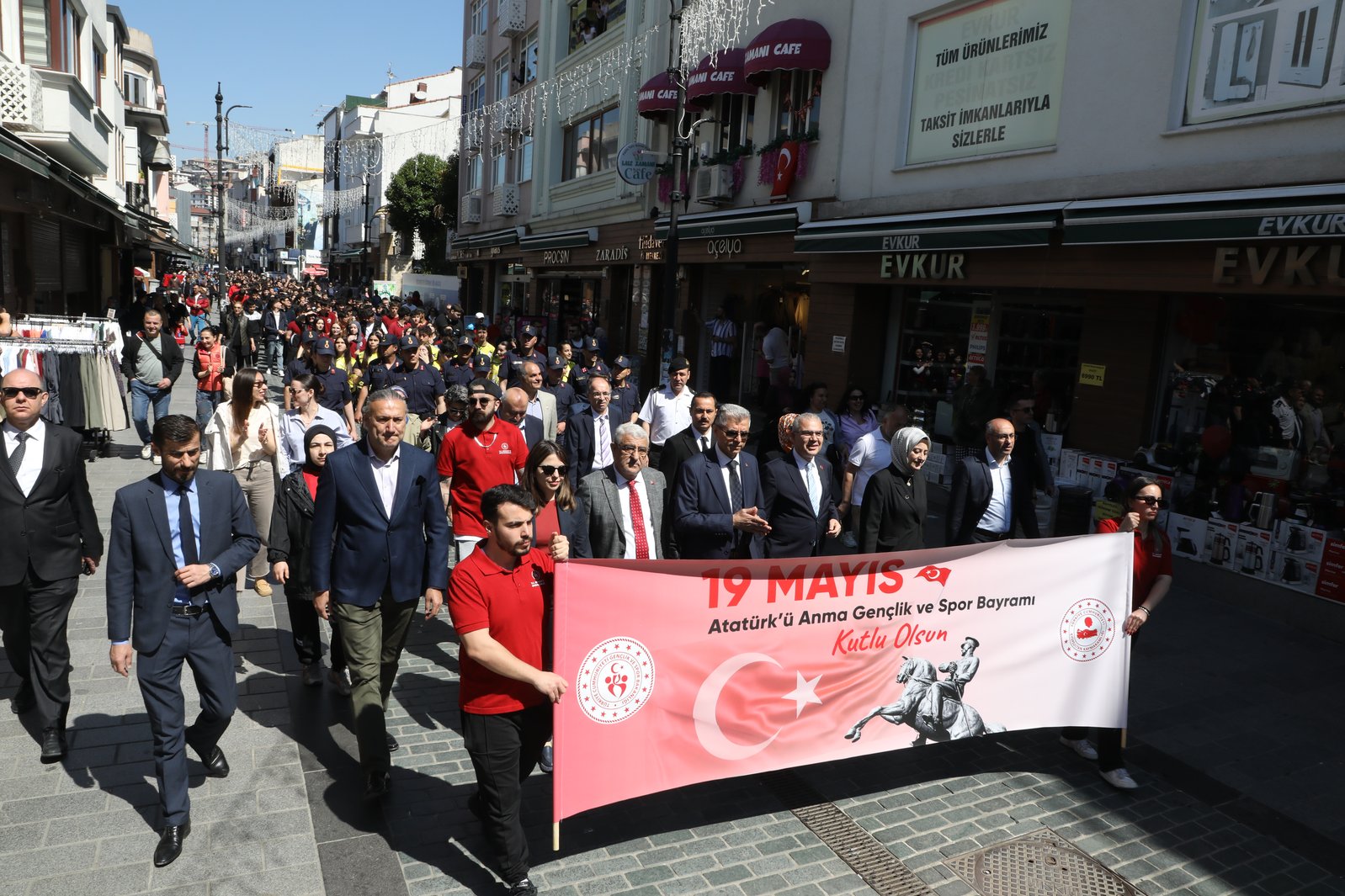 Eyüpsultan'da 19 Mayıs kutlamaları gençlik yürüyüşüyle başladı Eyüpsultan'da 19 Mayıs kutlamaları gençlik yürüyüşüyle başladı