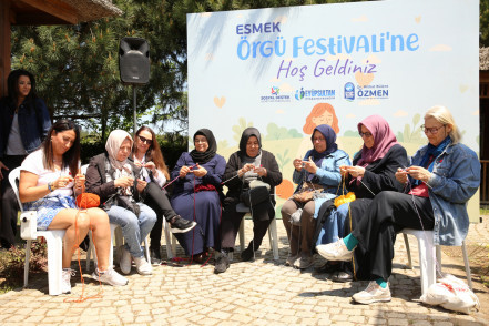Eyüpsultan'da renkli ve anlamlı bir festival: ESMEK Örgü Festivali yoğun ilgi gördü Eyüpsultan'da renkli ve anlamlı bir festival: ESMEK Örgü Festivali yoğun ilgi gördü