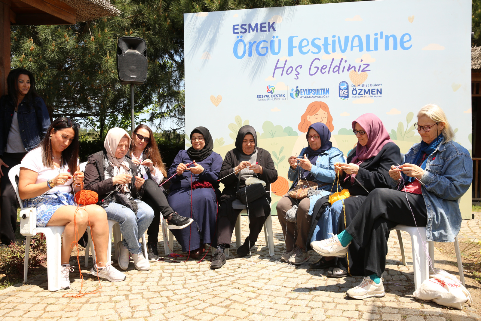 Eyüpsultan'da renkli ve anlamlı bir festival: ESMEK Örgü Festivali yoğun ilgi gördü Eyüpsultan'da renkli ve anlamlı bir festival: ESMEK Örgü Festivali yoğun ilgi gördü