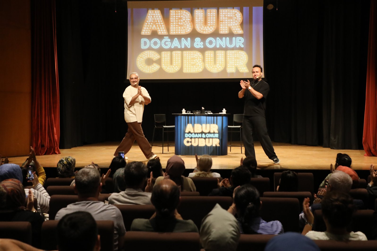 "Abur Cubur Talk Show" Eyüpsultan'ı kahkaya boğdu! "Abur Cubur Talk Show" Eyüpsultan'ı kahkaya boğdu!