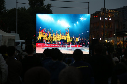 Fenerbahçe'nin Euroleague zaferi Eyüpsultan'da dev ekranlarla kutlandı! Fenerbahçe'nin Euroleague zaferi Eyüpsultan'da dev ekranlarla kutlandı!