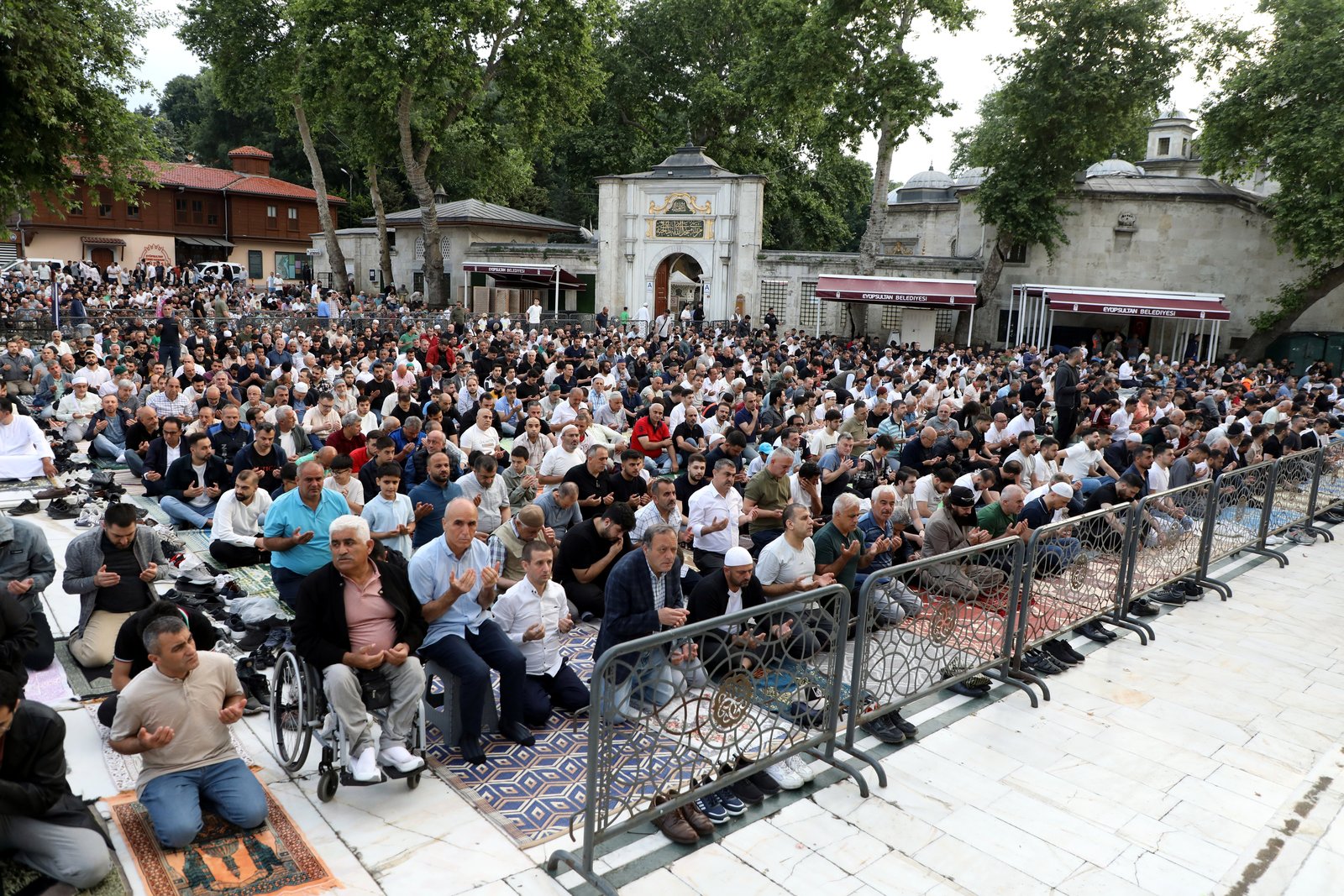 Eyüpsultan'da bayram sabahı dualarla başladı
