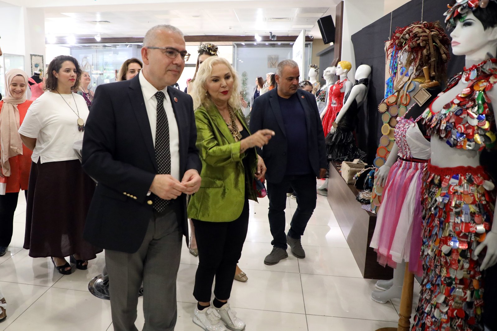 Geri dönüşüm sanatla buluştu: “Engelsiz Dönüşüm Sergisi” açıldı Geri dönüşüm sanatla buluştu: “Engelsiz Dönüşüm Sergisi” açıldı