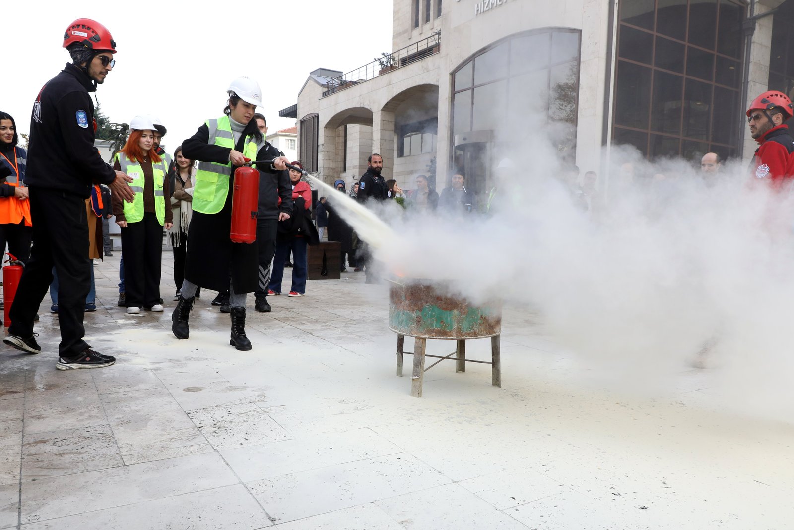 Eyüpsultan Belediyesi'nde “Yangın - Tahliye Tatbikatı” yapıldı Eyüpsultan Belediyesi'nde “Yangın - Tahliye Tatbikatı” yapıldı