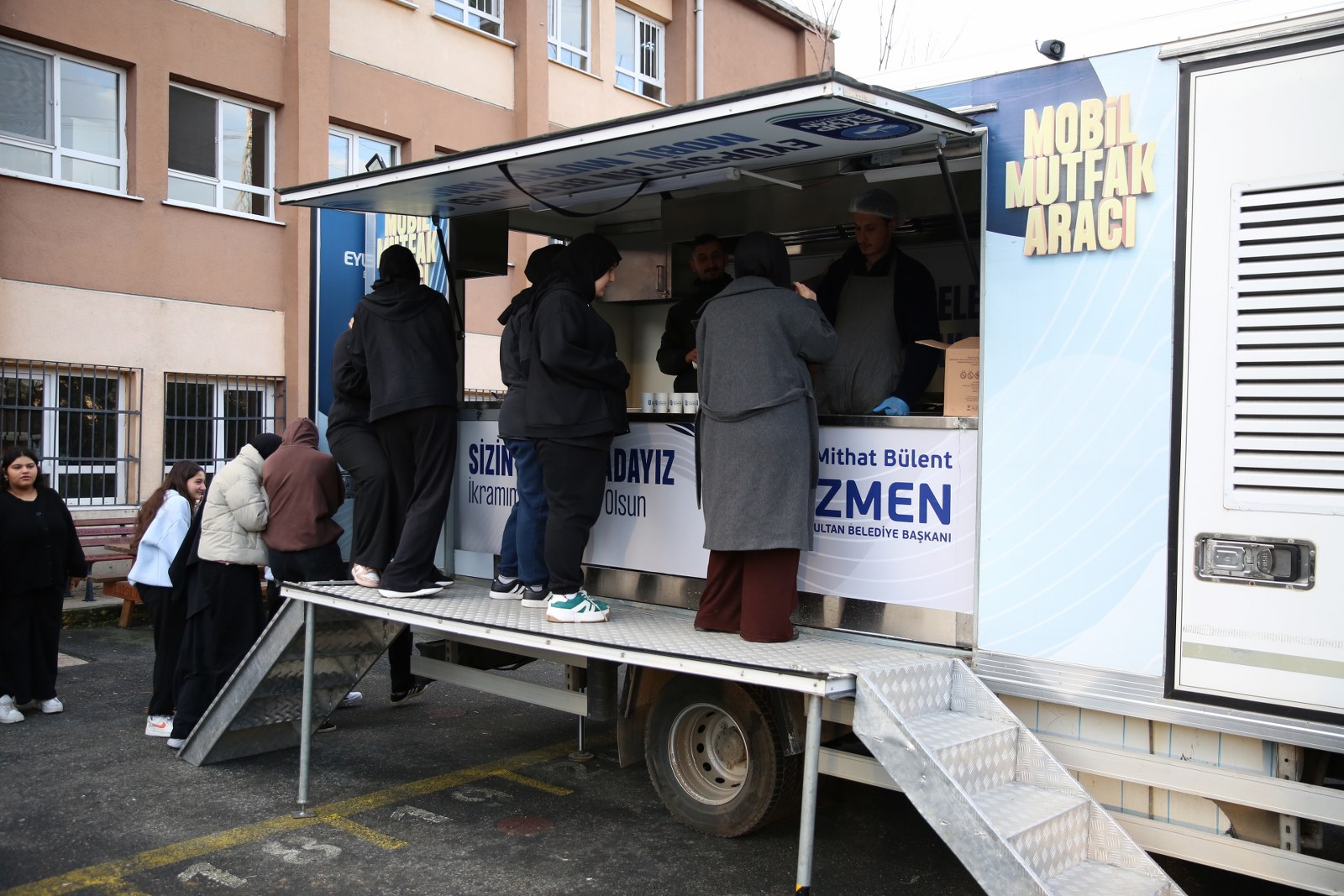 Eyüpsultan Belediyesi'nden öğrencilere gönülleri ısıtan ikram