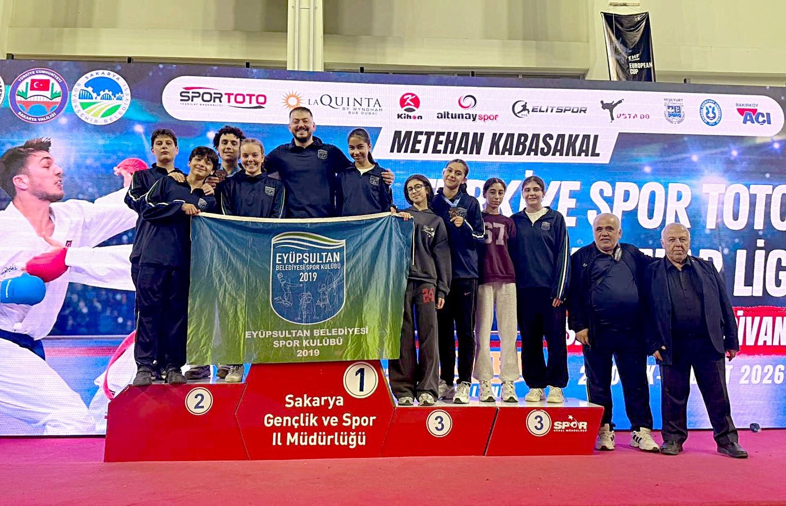 Eyüpsultan'ın genç sporcuları Karate'de zirveye çıktı Eyüpsultan'ın genç sporcuları Karate'de zirveye çıktı