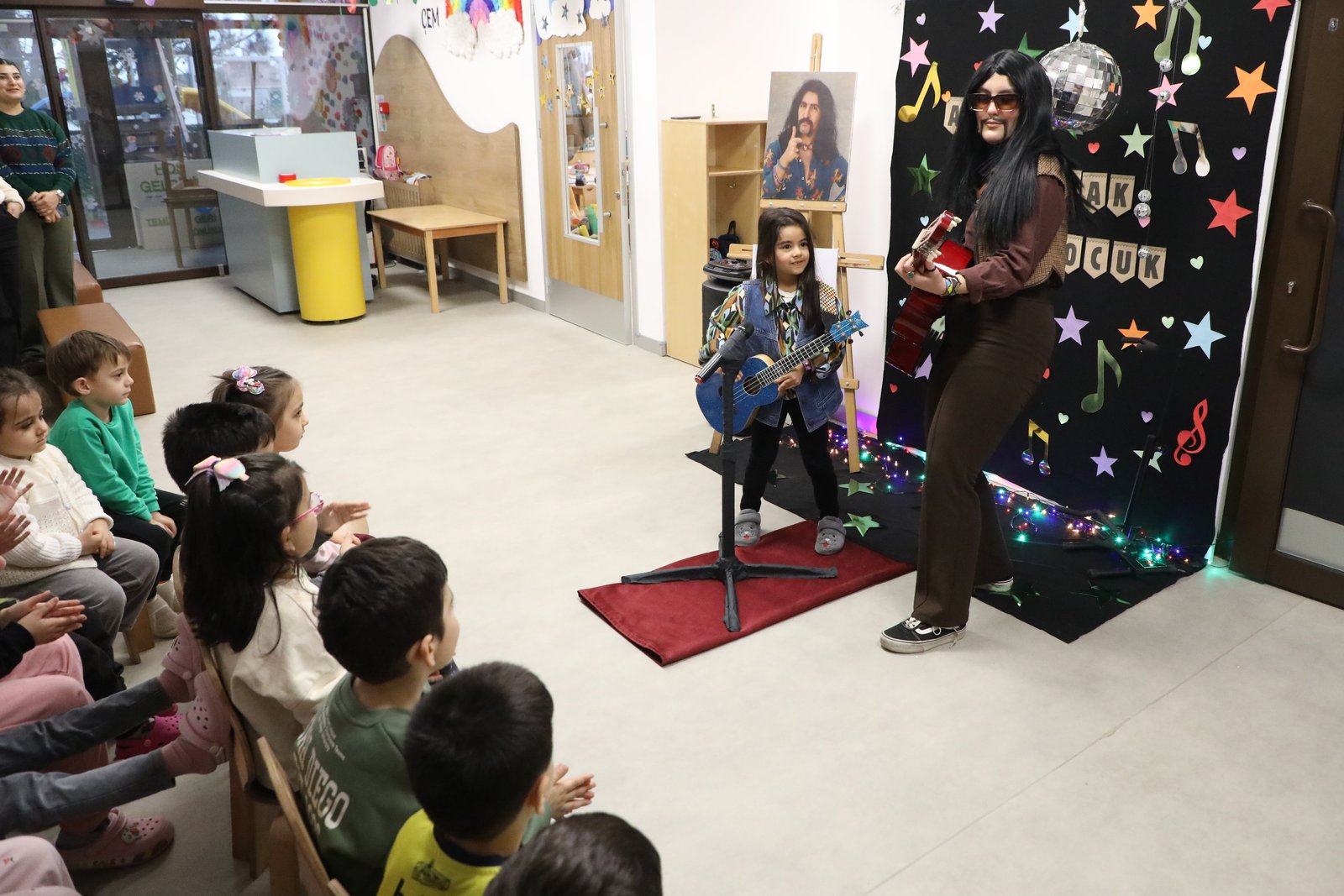 Akşemsettin ÇEM'li minikler Barış Manço'yu andı Akşemsettin ÇEM'li minikler Barış Manço'yu andı