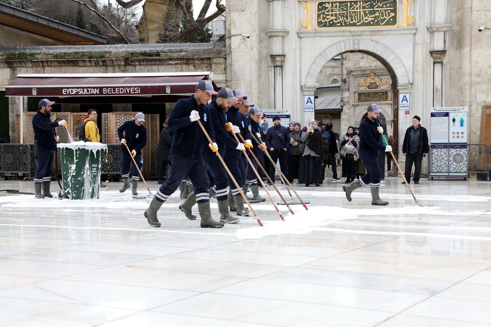 Eyüpsultan Meydanı gül suyu ile yıkandı