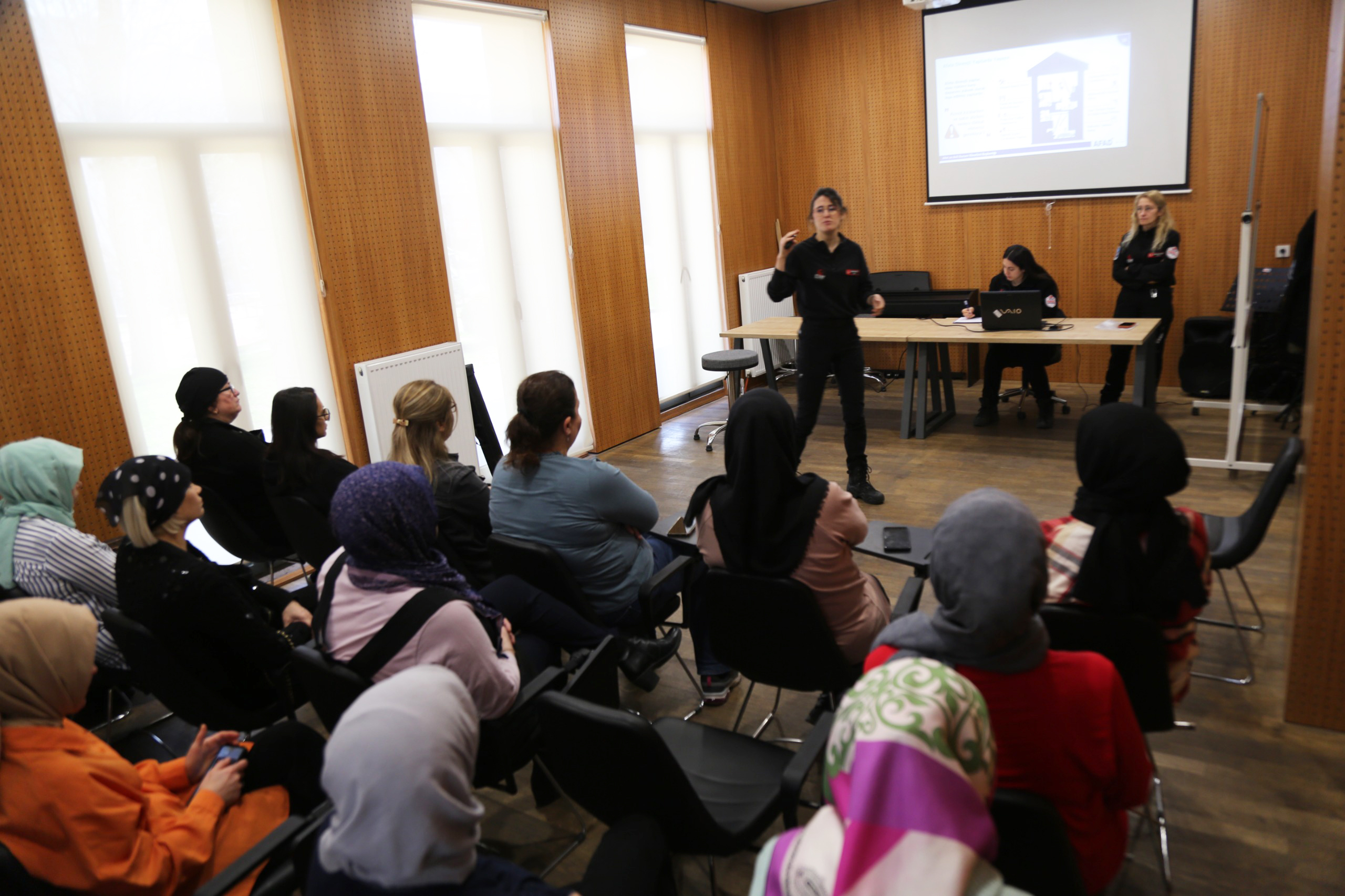 Eyüpsultan Belediyesi'nden 8 Mart'a Özel Afet ve İlkyardım Eğitimi Eyüpsultan Belediyesi'nden 8 Mart'a Özel Afet ve İlkyardım Eğitimi