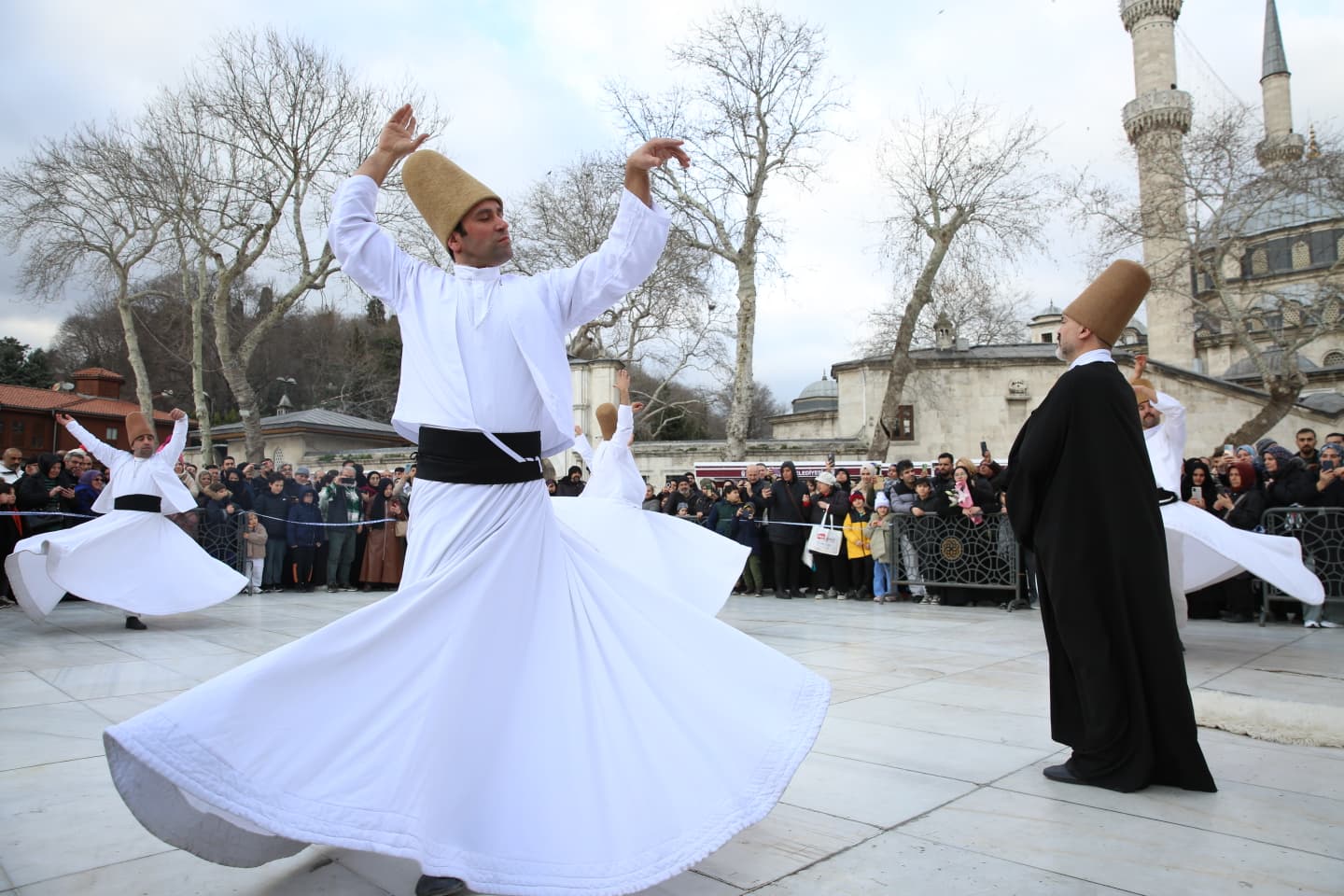 Eyüpsultan Camii Meydanı'nda sema gösterisine yoğun ilgi Eyüpsultan Camii Meydanı'nda sema gösterisine yoğun ilgi