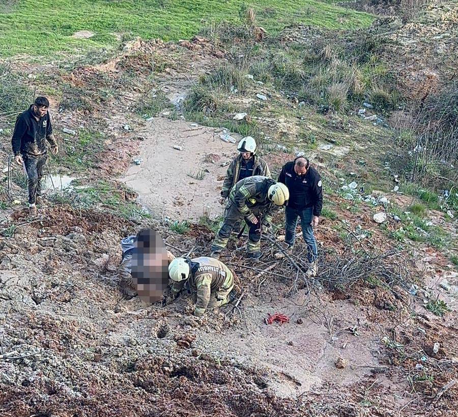 Çamura saplanan çocuğu itfaiye ve ESAY ekipleri kurtardı Çamura saplanan çocuğu itfaiye ve ESAY ekipleri kurtardı