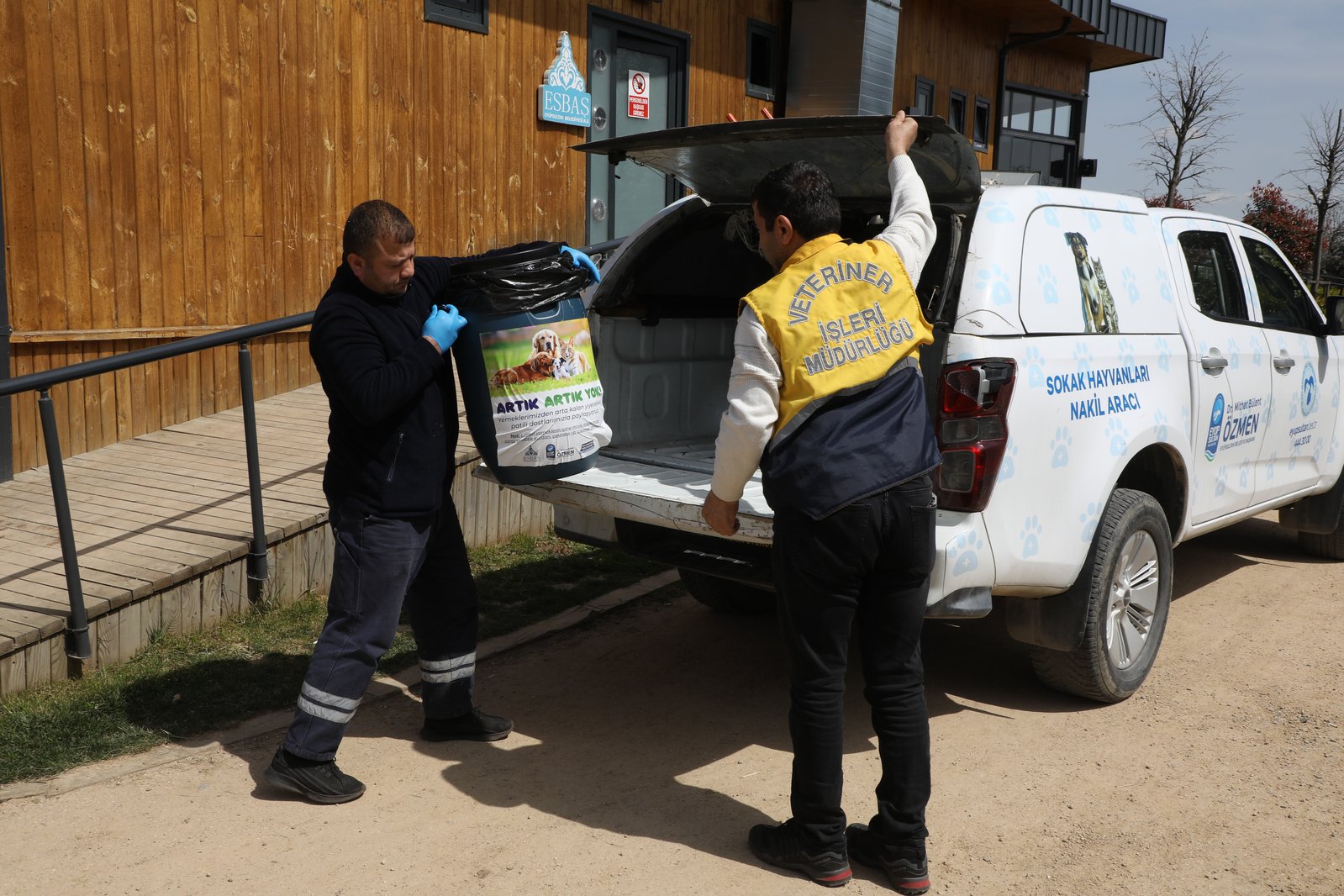 Yemek artıkları patili dostlarımıza can oluyor Yemek artıkları patili dostlarımıza can oluyor