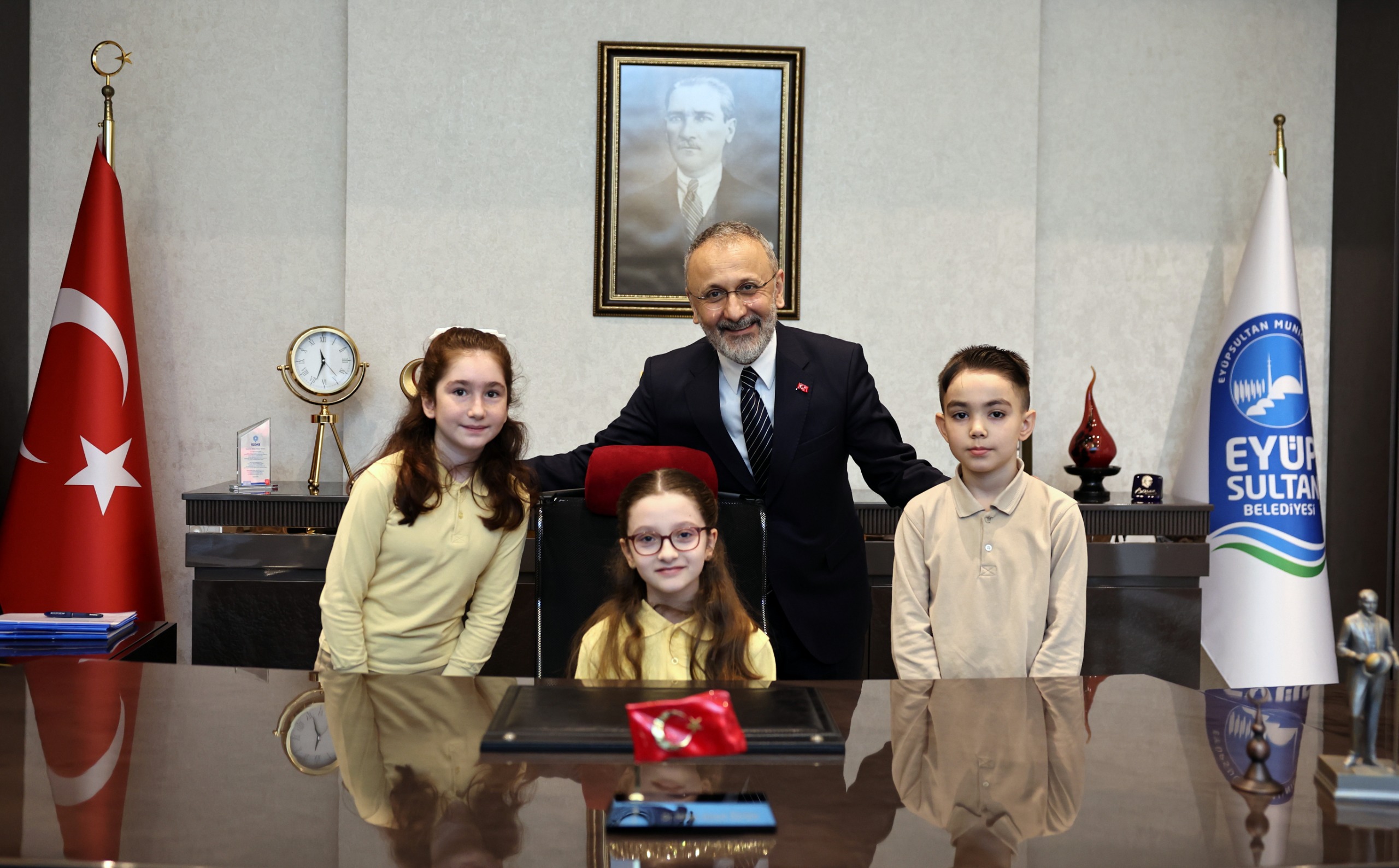 Başkan Özmen makam koltuğunu minik öğrencilere devretti