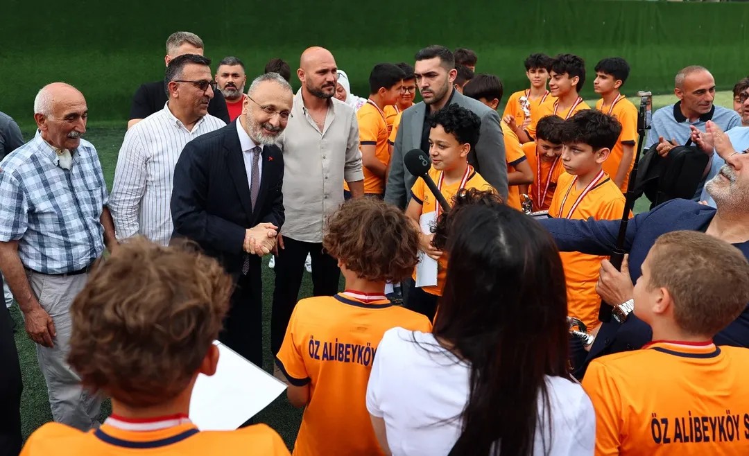 Başkan Özmen, Öz Alibeyköy Spor Kulübü'nün genç sporcularının sevinçlerine ortak oldu Başkan Özmen, Öz Alibeyköy Spor Kulübü'nün genç sporcularının sevinçlerine ortak oldu