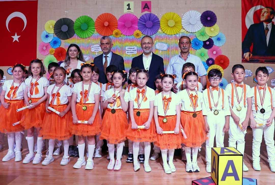 Başkan Özmen, minik öğrencilerin okuma bayramı heyecanlarına ortak oldu Başkan Özmen, minik öğrencilerin okuma bayramı heyecanlarına ortak oldu