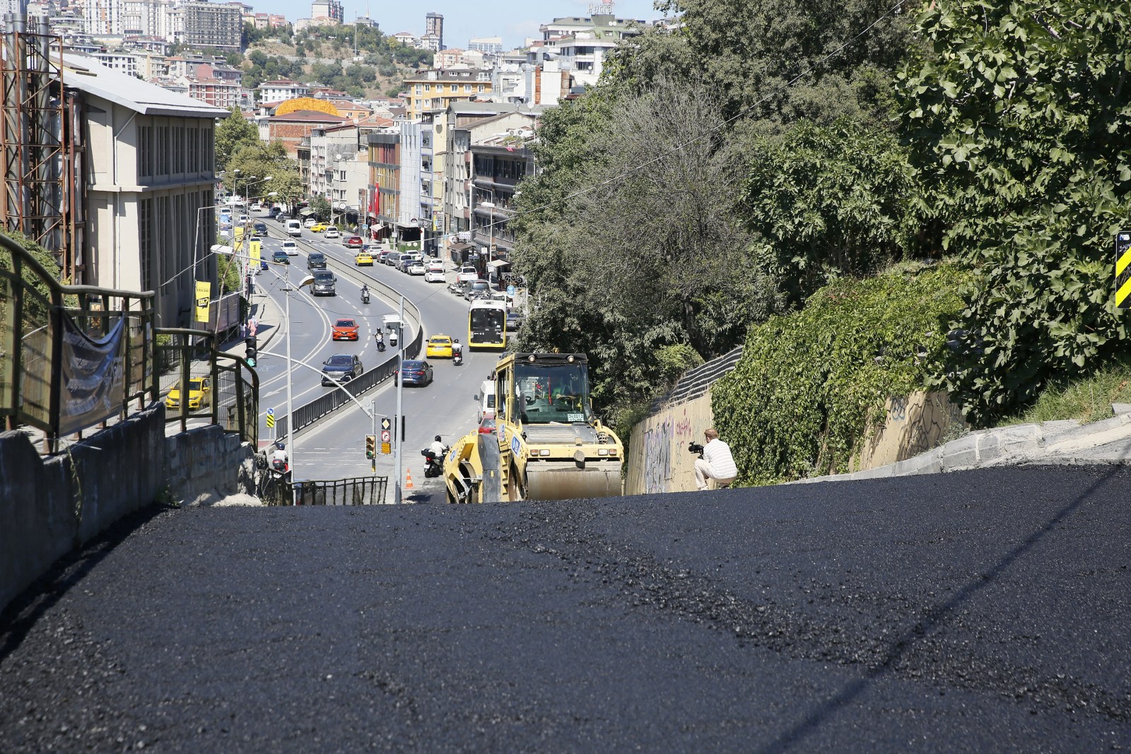 Emniyettepe Necati Molder Caddesi'nde asfalt çalışması