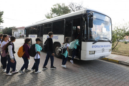 Eyüpsultan'da Öğrencilere Abonman ve Ücretsiz Servis Desteği