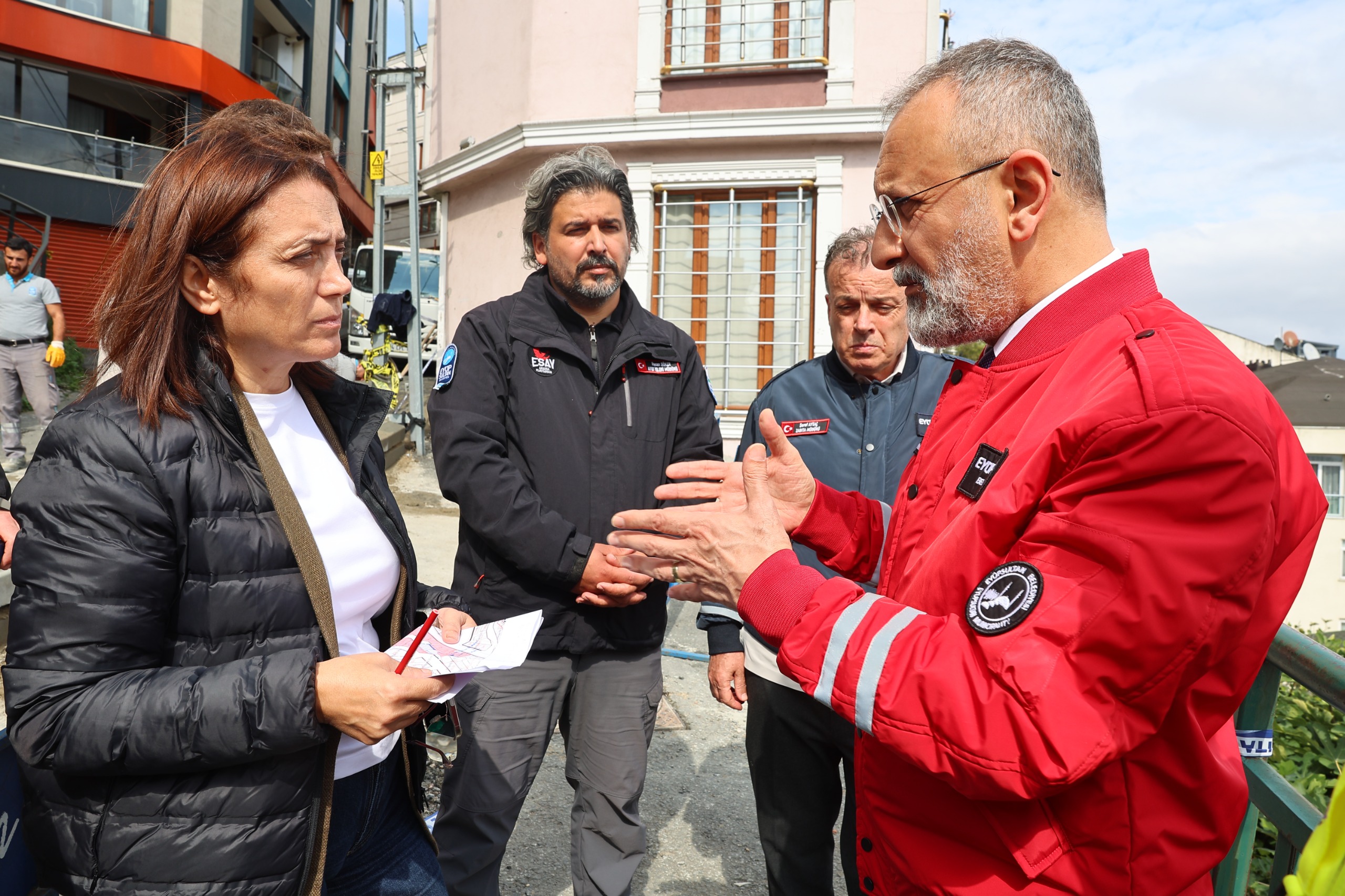 Başkan Özmen, Toprak Kaymasının Meydana Geldiği Bölgede İncelemelerde Bulundu Başkan Özmen, Toprak Kaymasının Meydana Geldiği Bölgede İncelemelerde Bulundu