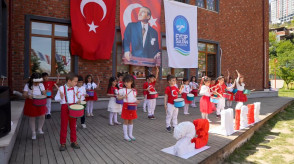 Minikler, neşe dolu gösterileriyle bayram sevincini aileleriyle paylaştı.