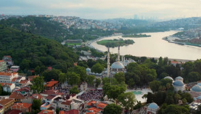 Bayramın ilk ışıklarıyla Eyüpsultan'da saf tuttuk, dualarda buluştuk.